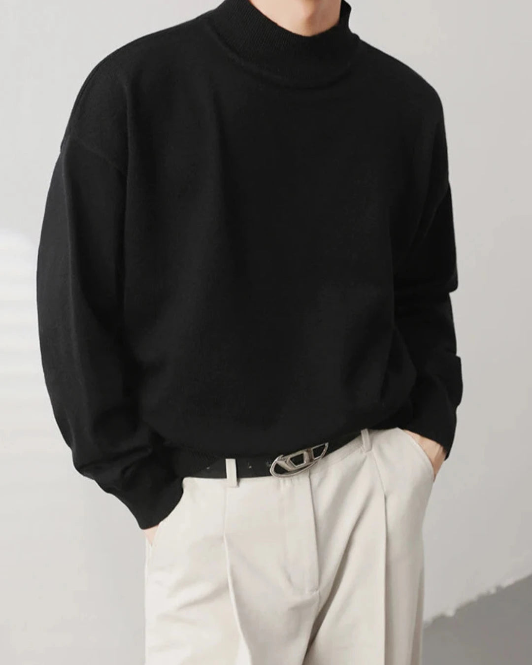 Pull Tristan homme noir, col roulé élégant, en laine fine.