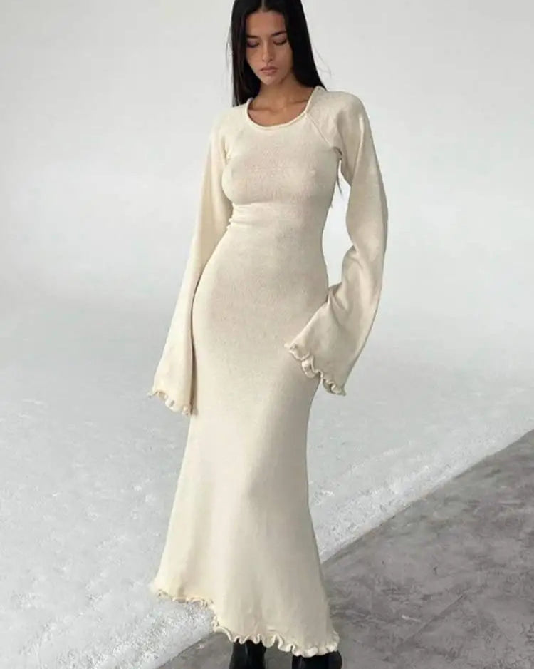 Robe Armance blanc cassé, maille élégante et ourlet volanté.