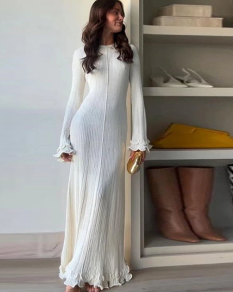Robe Armance blanche pour femme, en maille avec ourlet volanté et col rond chic.