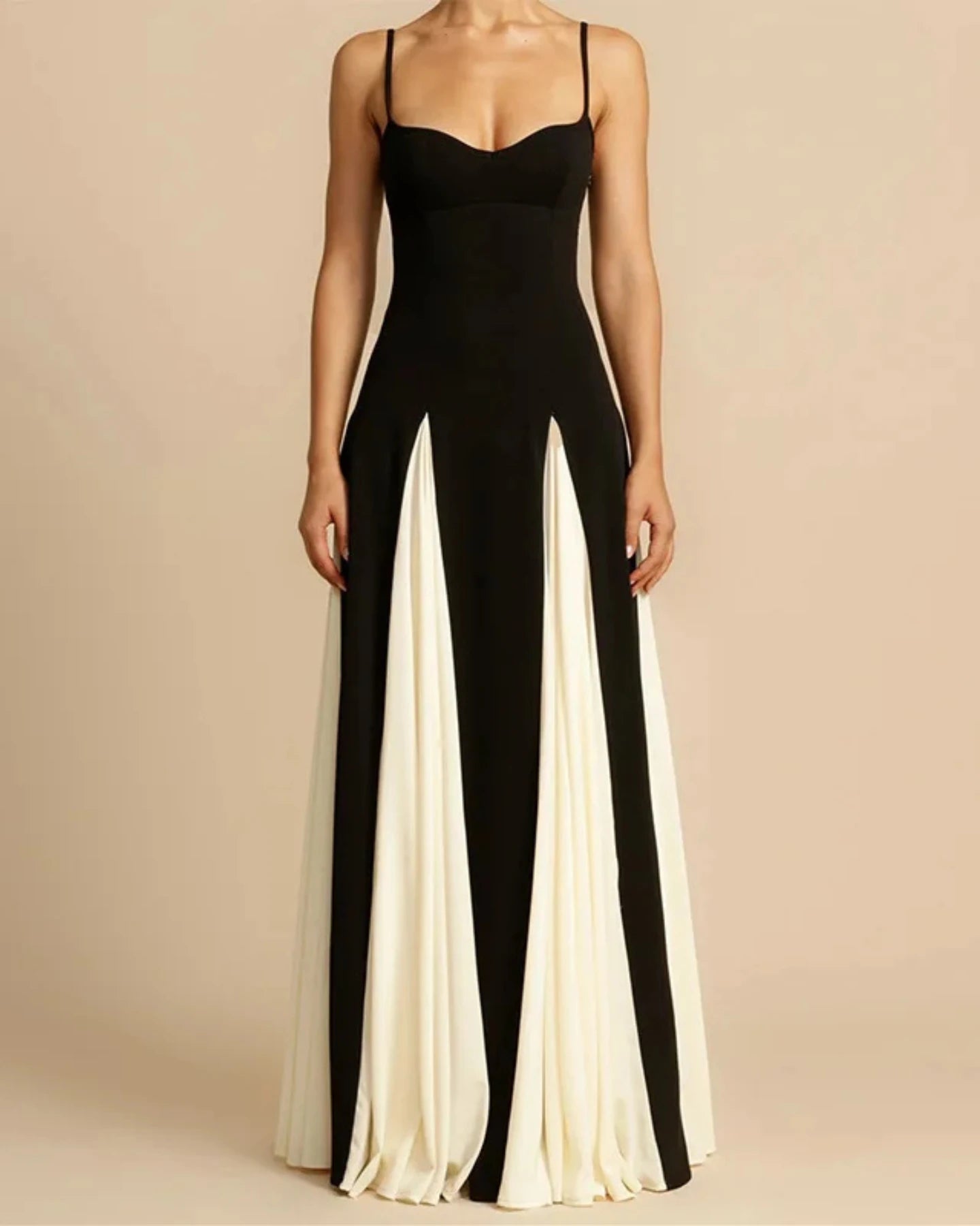 Robe Edna noire pour femme avec bretelles contrastées et col en V chic.