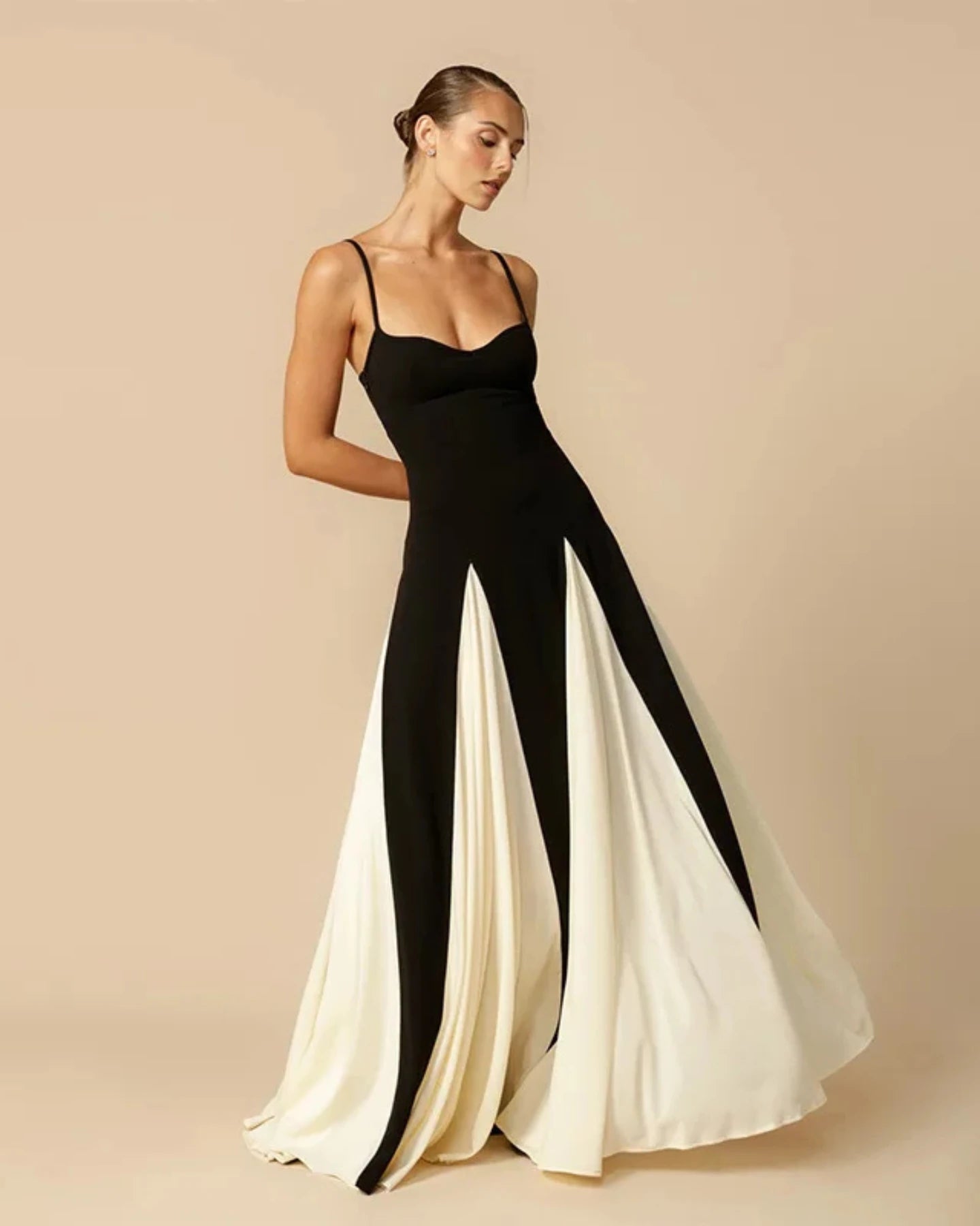 Robe Edna noire femme, style Old Money avec bretelles contrastées.