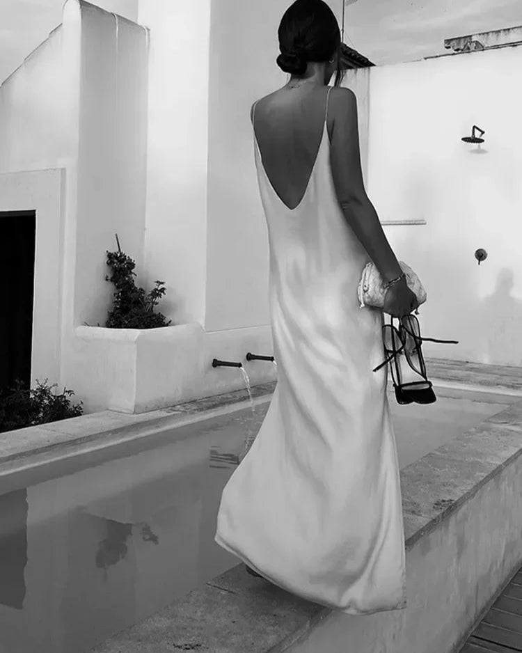 Robe Eulalie blanche élégante, col en V et coupe slim, parfaite pour un look chic.