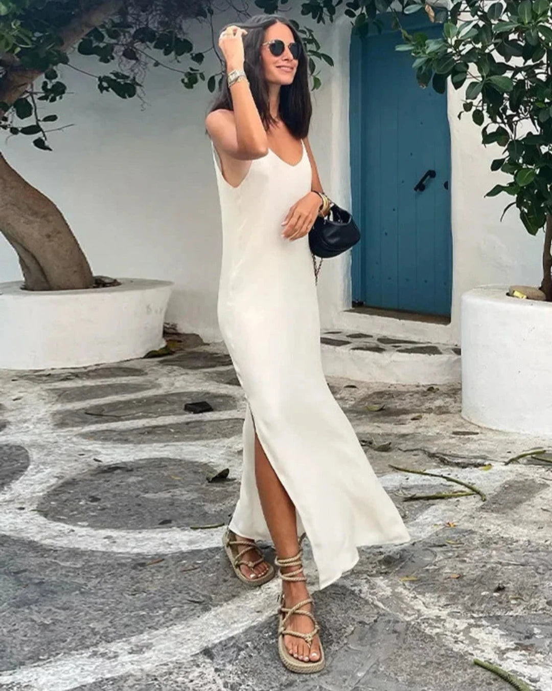 Robe Eulalie blanche sans manches, longueur cheville et style Old Money.