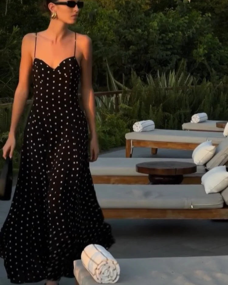 Robe Léontine noire pour femme, col en V flatteur et sans manches.