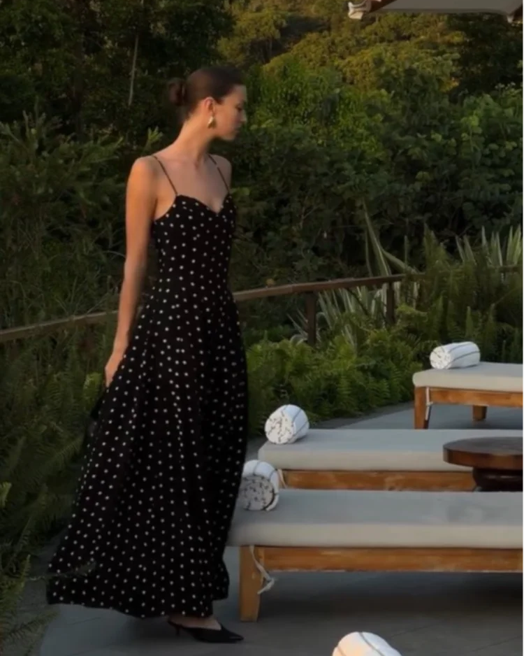 Robe Léontine noire longue, coupe régulière et imprimé à pois élégant.