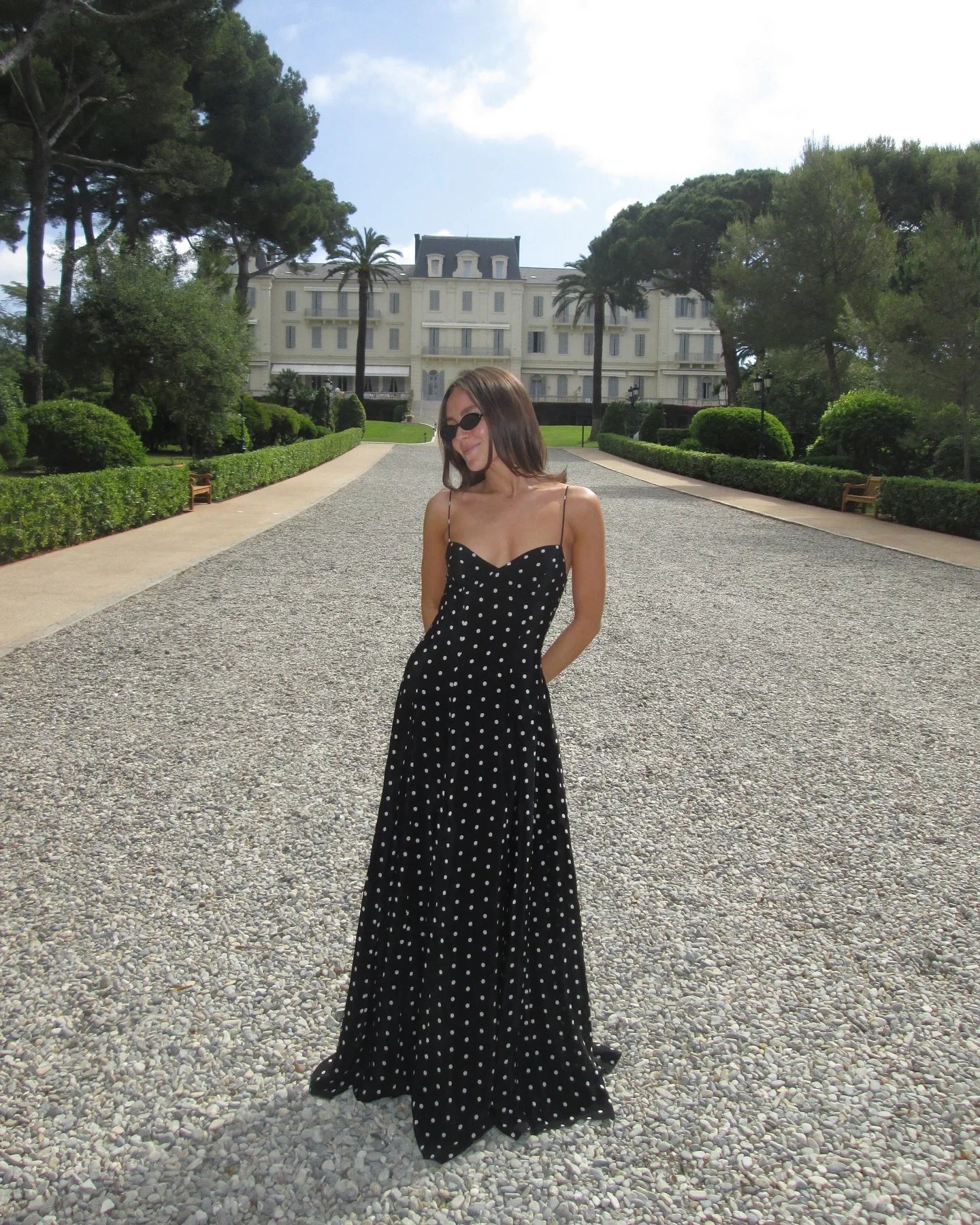 Robe Léontine noire à pois pour femme, avec bretelles spaghetti et col en V chic.