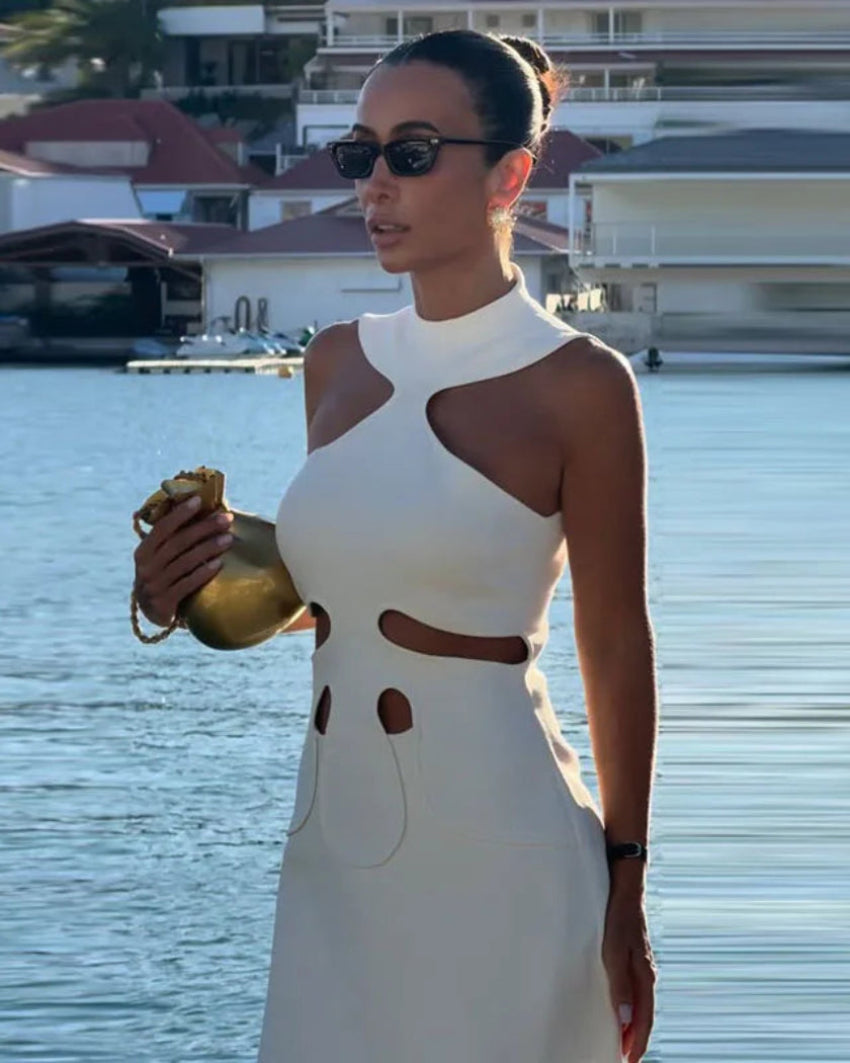 Robe Sarah blanche, élégante et raffinée, style Old Money avec coupe mini et silhouette féminine.