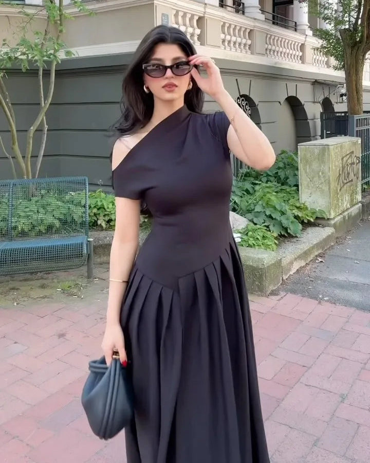 Vidéo de la Robe Séraphine verte portée par une femme, mettant en valeur son style Old Money chic et intemporel.