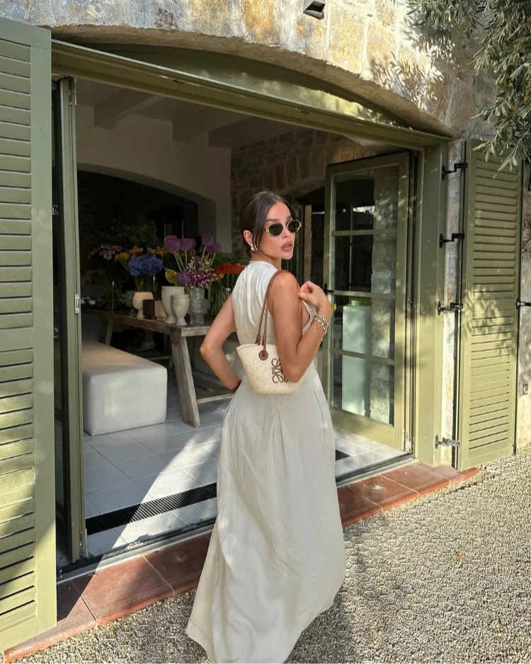 Robe Sidonie blanche pour femme, col en V raffiné et silhouette chic.