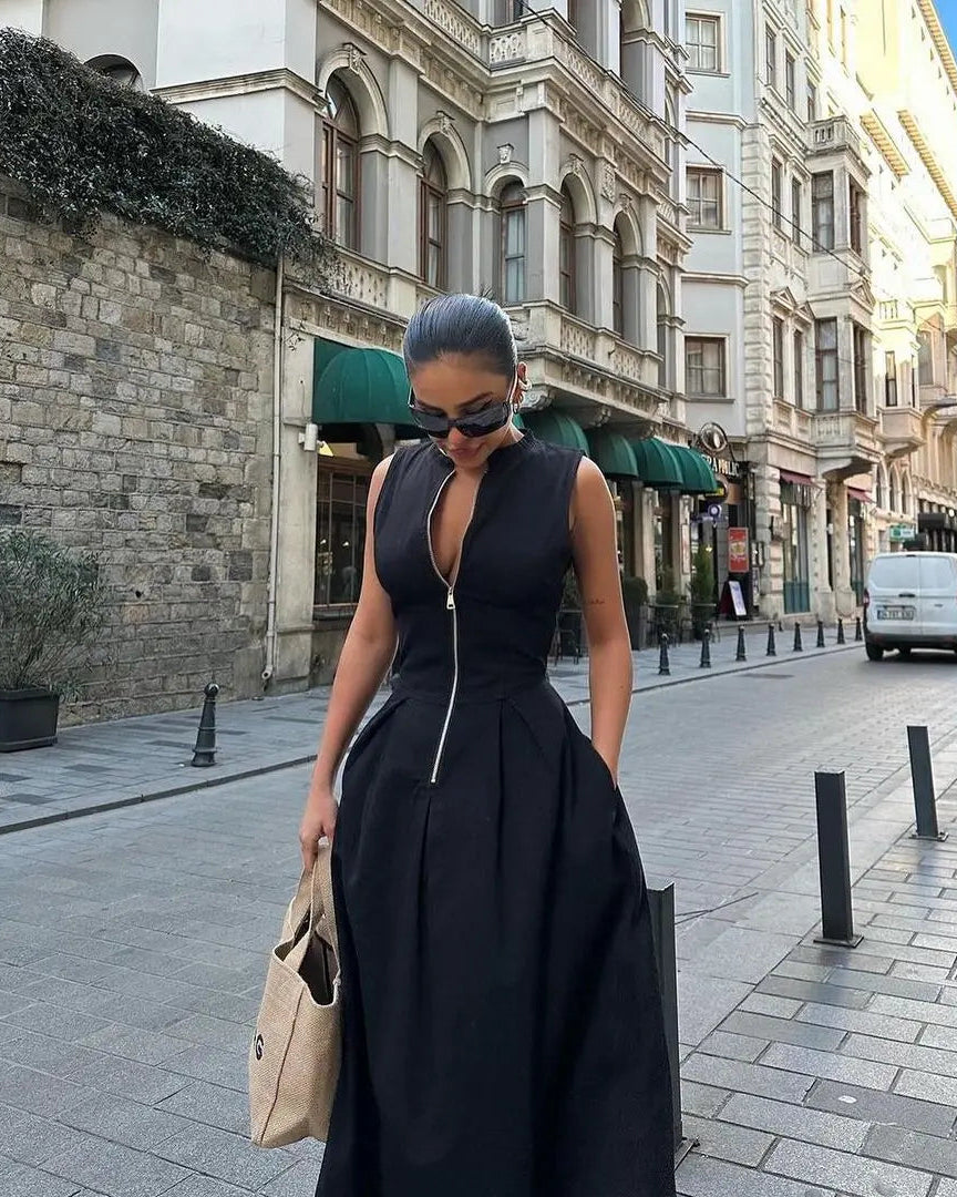 Robe Sidonie noire pour femme, col en V et coupe à taille haute.