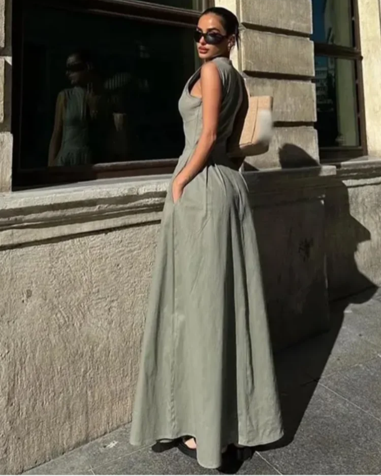 Robe Sidonie vert haricot pour femme, longue à taille haute avec col en V élégant.
