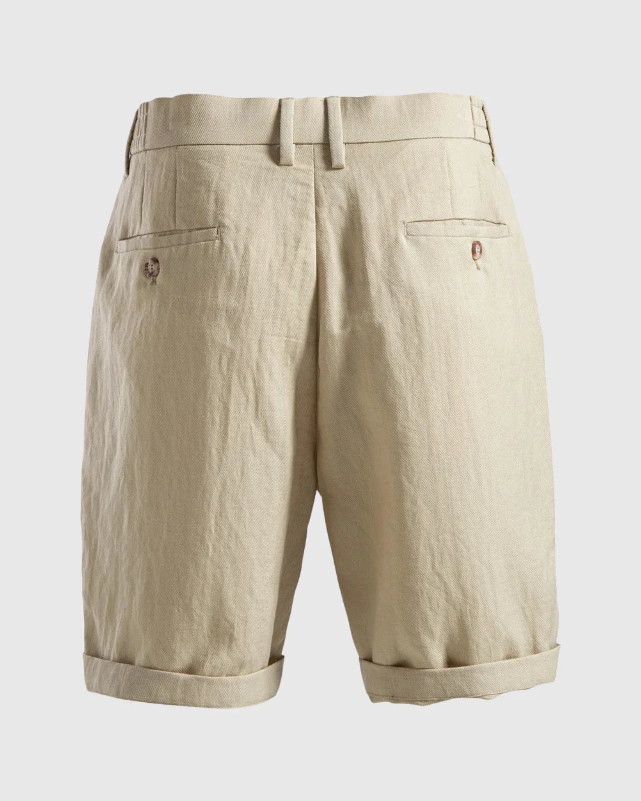 Short Adam kaki homme, look chic et décontracté idéal pour l’été et les journées ensoleillées.