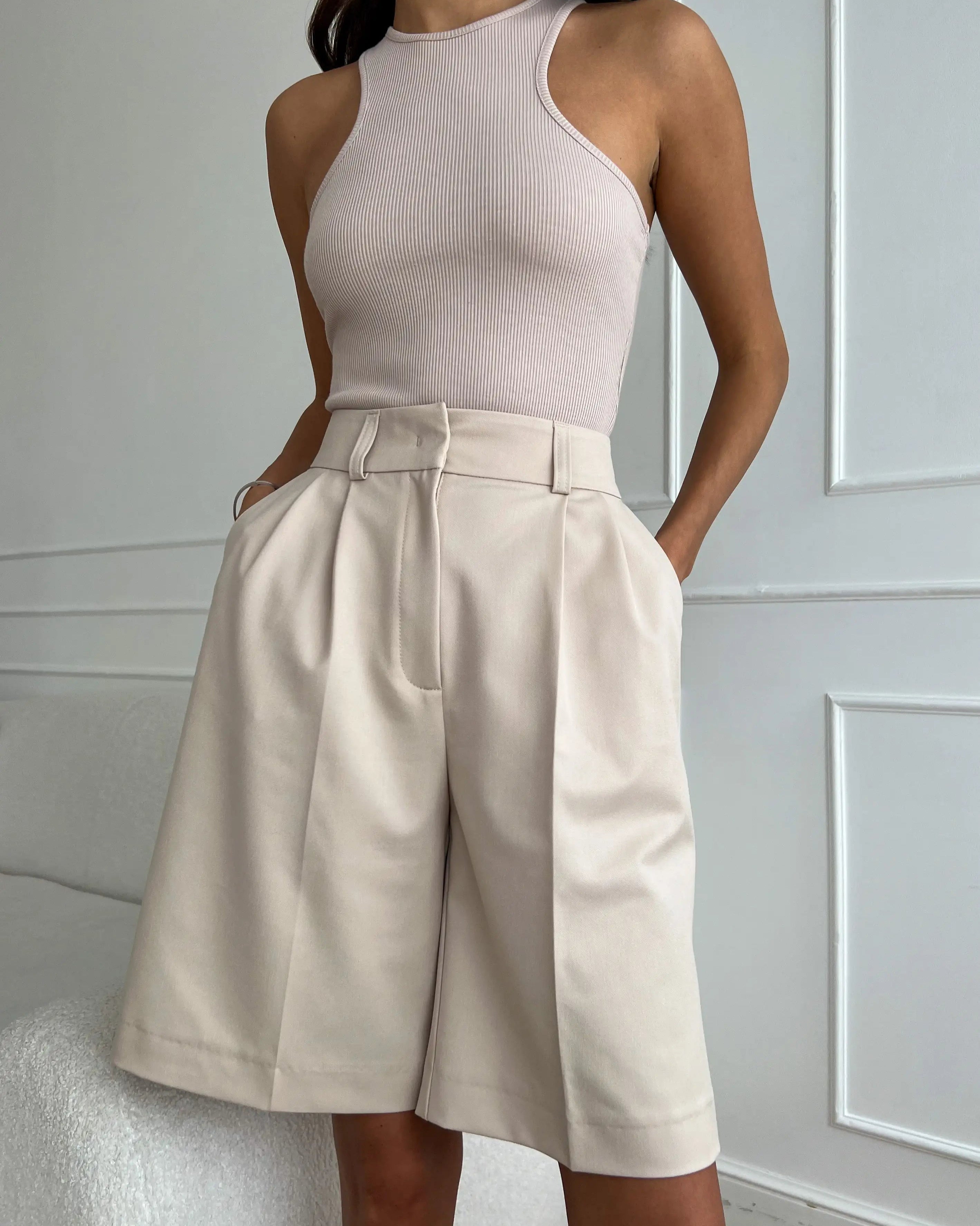 Short Aliette abricot, parfait pour l'été avec braguette à boutons.
