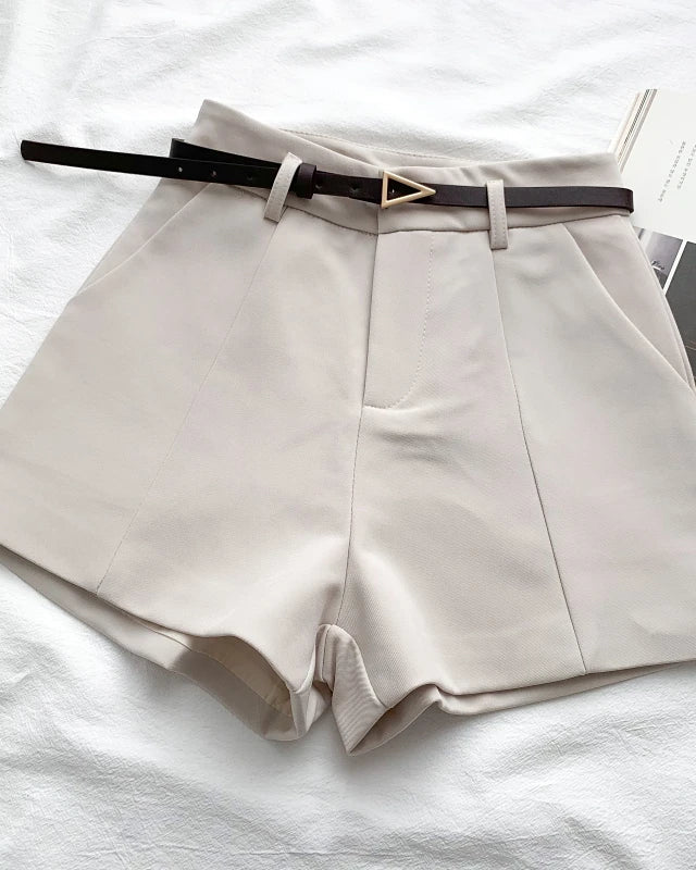 Short Colombe abricot pour femme, braguette zippée et ceinture assortie.