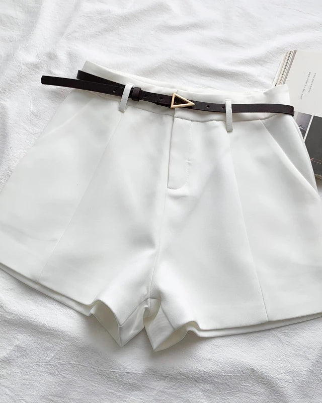 Short Colombe blanc pour femme, ceinture incluse, parfait pour l'été.