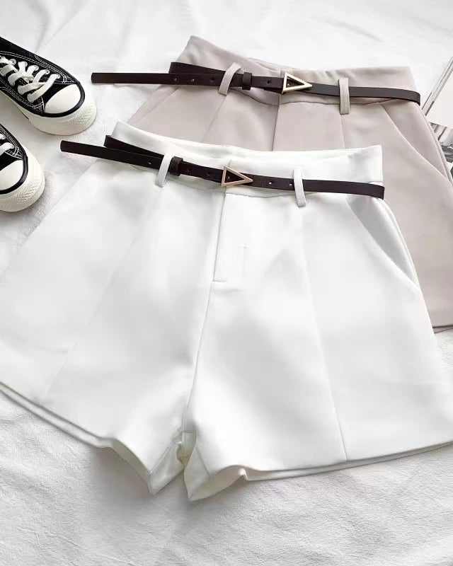 Short Colombe couleur blanc et beige pour femme, avec ceinture et style décontracté.
