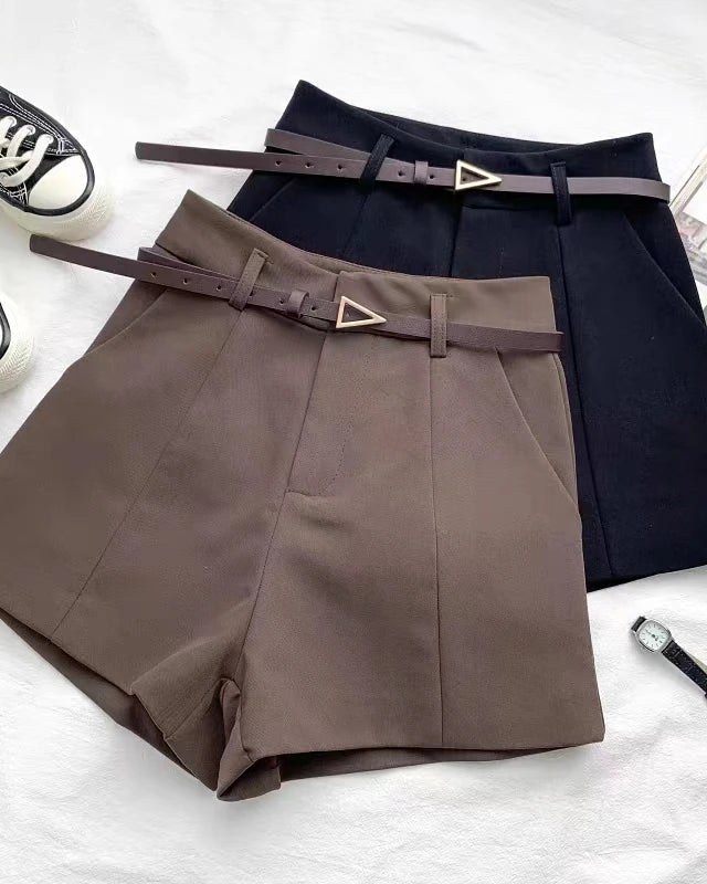 Short Colombe couleur café et noir pour femme, avec ceinture et style décontracté.