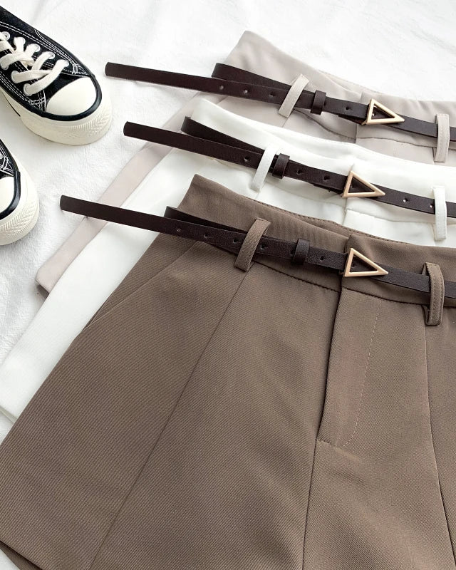 Short Colombe couleur café, blanc et beige pour femme, avec ceinture et style décontracté.