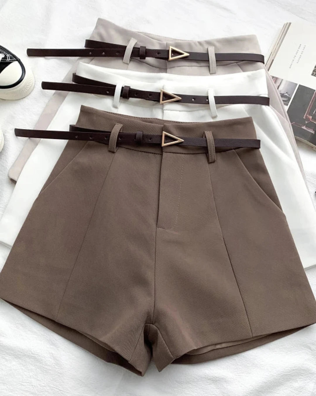 Short Colombe blanc, café, beige, pour femme avec ceinture et braguette zippée élégante.