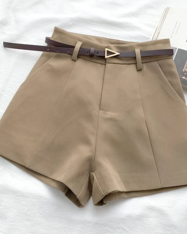 Short Colombe kaki pour femme, look tendance avec ceinture fournie.