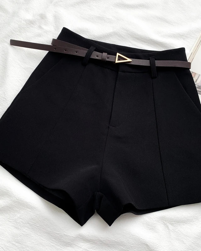 Short Colombe noir pour femme avec ceinture et braguette zippée élégante.