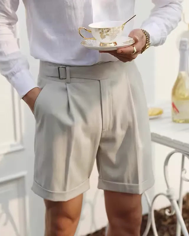 Short Ezra homme, élégance intemporelle avec coupe cinq points et boucle Paris.