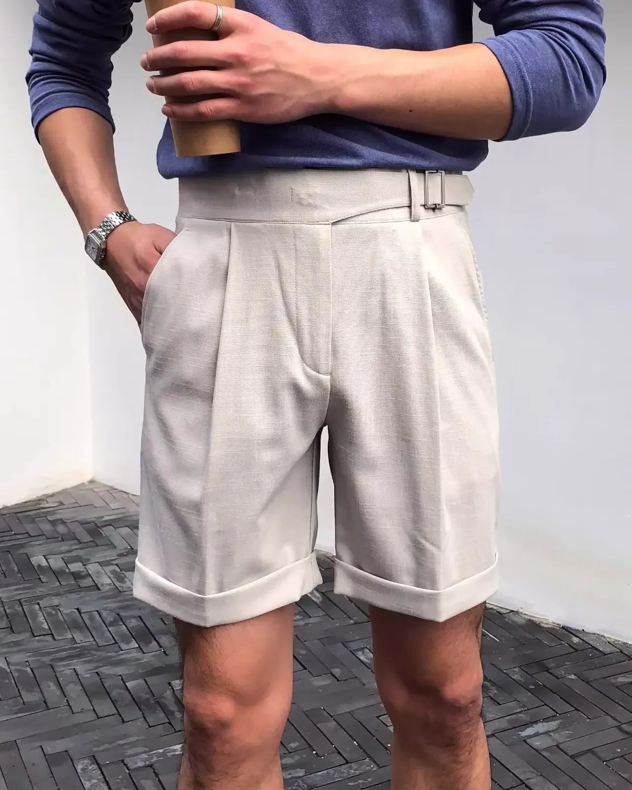 Short Ezra homme, abricot, élégance intemporelle avec coupe cinq points et boucle Paris.