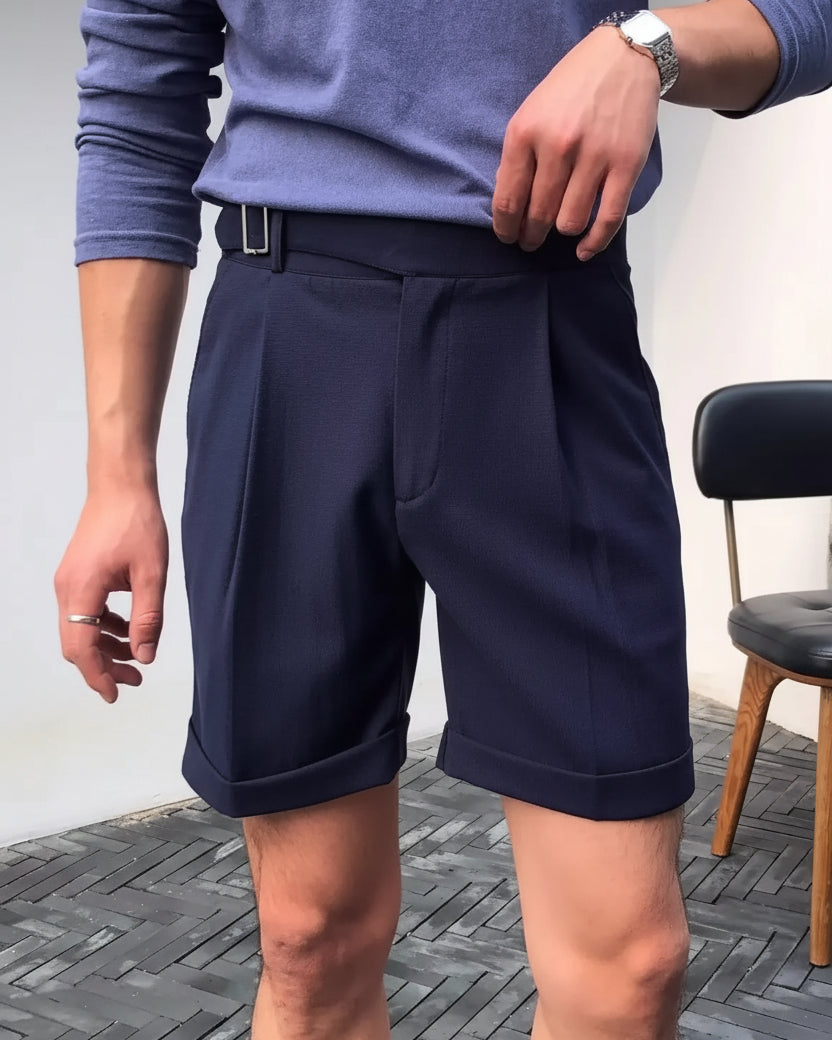Short Ezra homme, bleu navy, raffinement et chic Old Money, coupe cinq points avec boucle Paris.