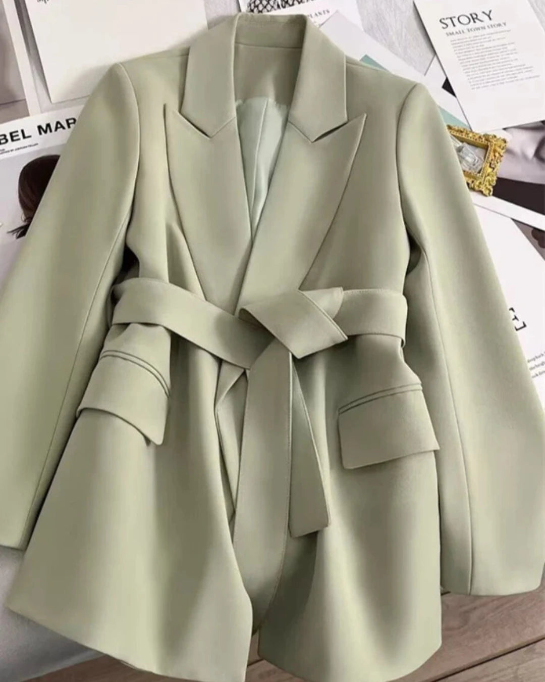 Blazer Nicole vert émeraude, un blazer élégant et lumineux.