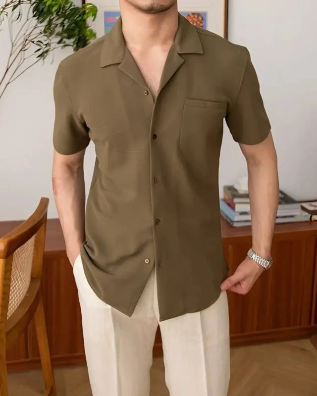 Chemise Gabriel verte, vue détaillée, tissu de qualité et col rabattu élégant.