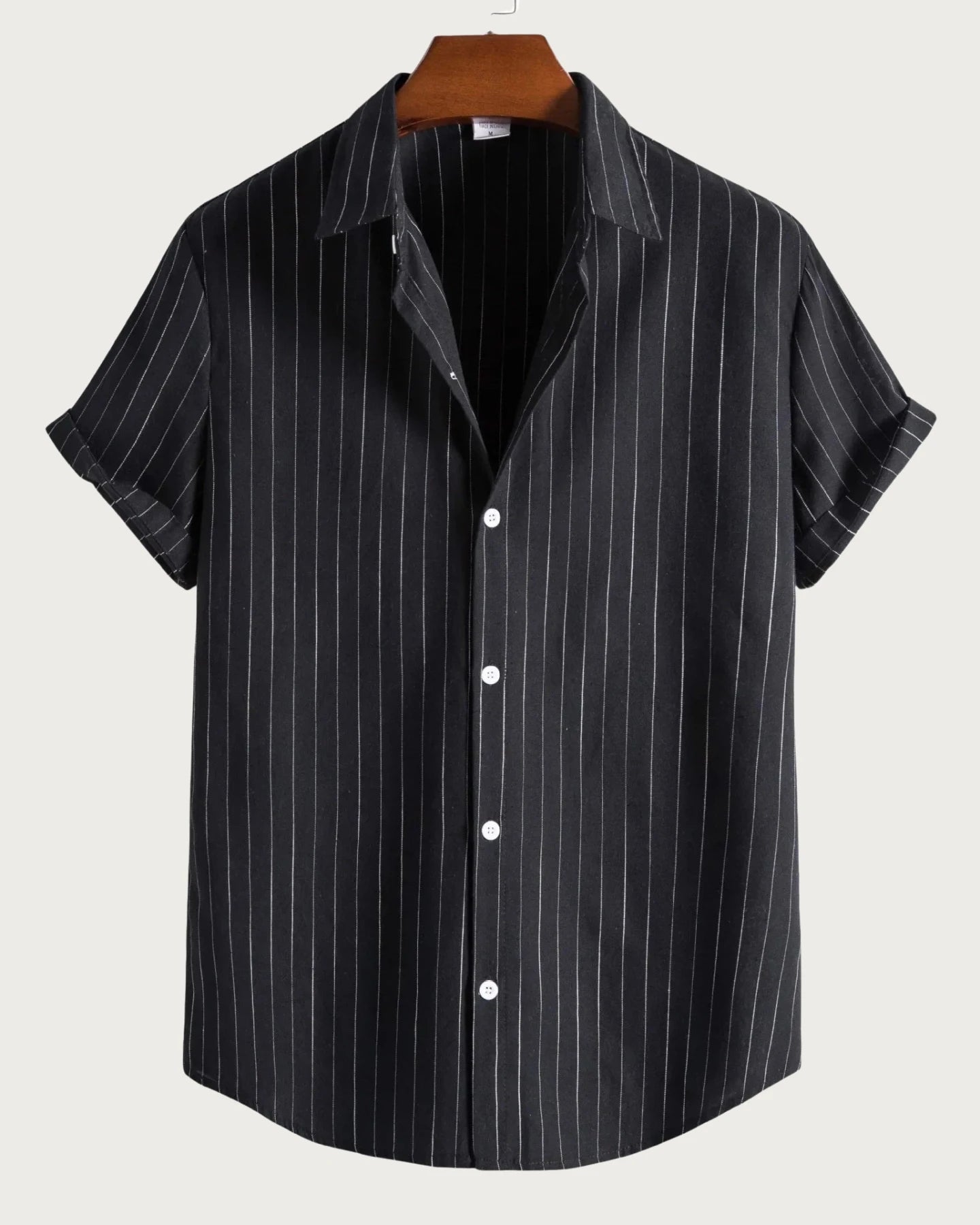 Chemise Lucas noire pour homme, col rabattu, parfaite pour une tenue chic.