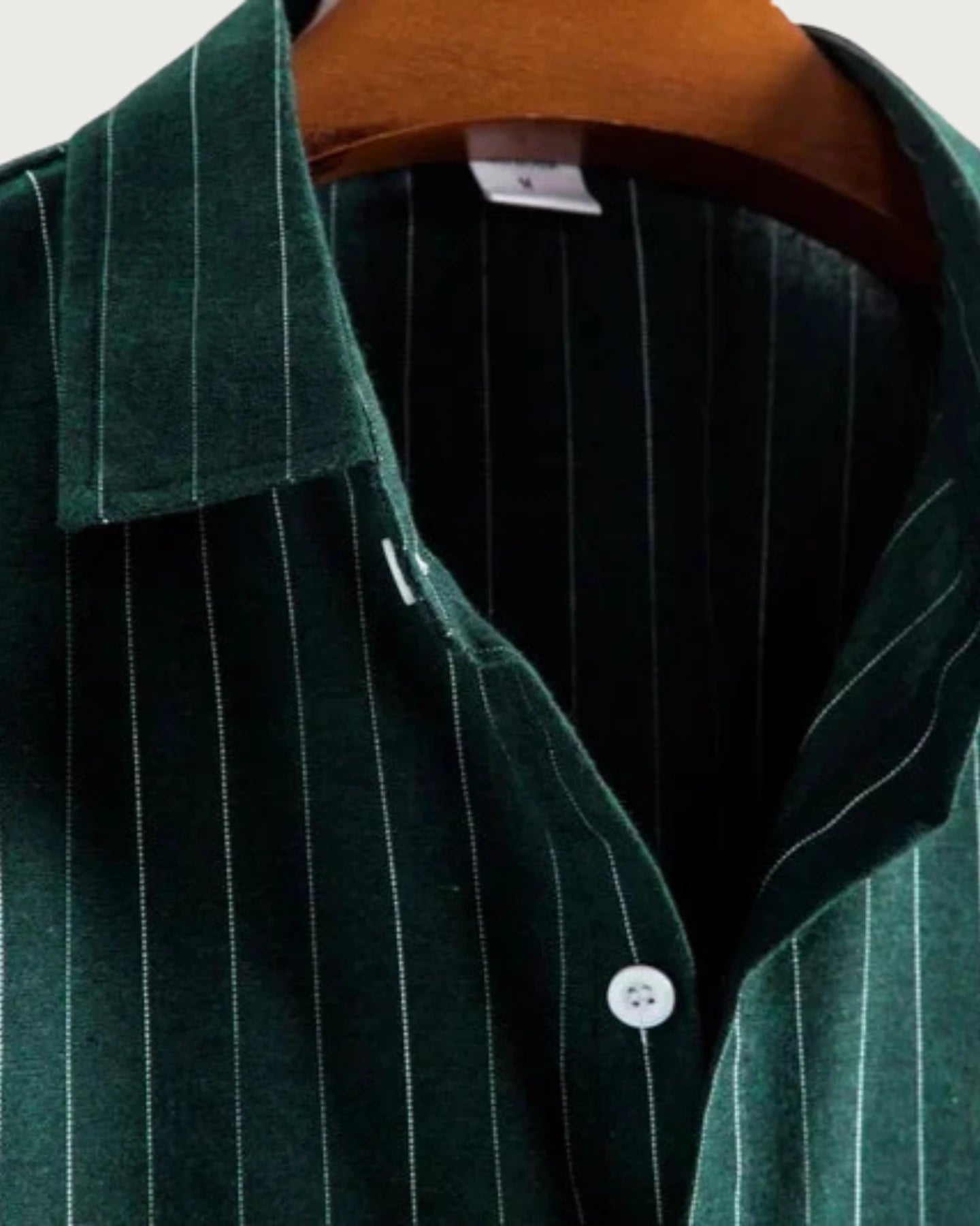 Chemise Lucas verte pour un look décontracté chic, col rabattu sophistiqué.