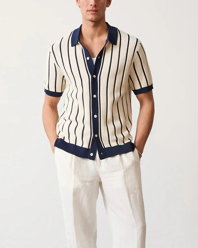 Chemise rayée beige pour homme, coupe décontractée avec simple boutonnage.