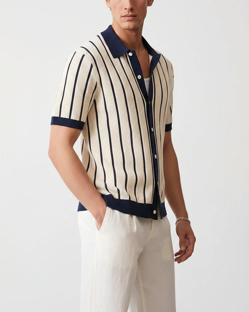 Chemise rayée beige pour homme, coupe décontractée avec simple boutonnage.
