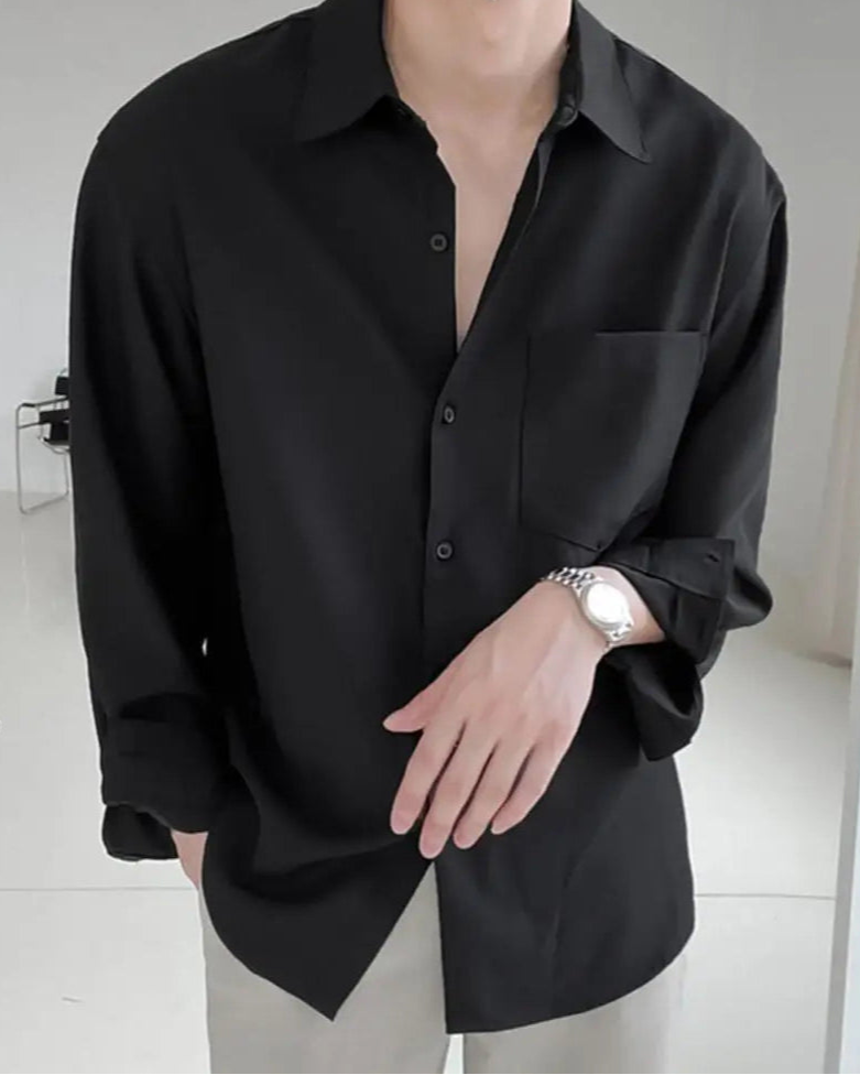 Chemise Raphaël noire, vue de détail, tissu batik haut de gamme, élégance intemporelle.