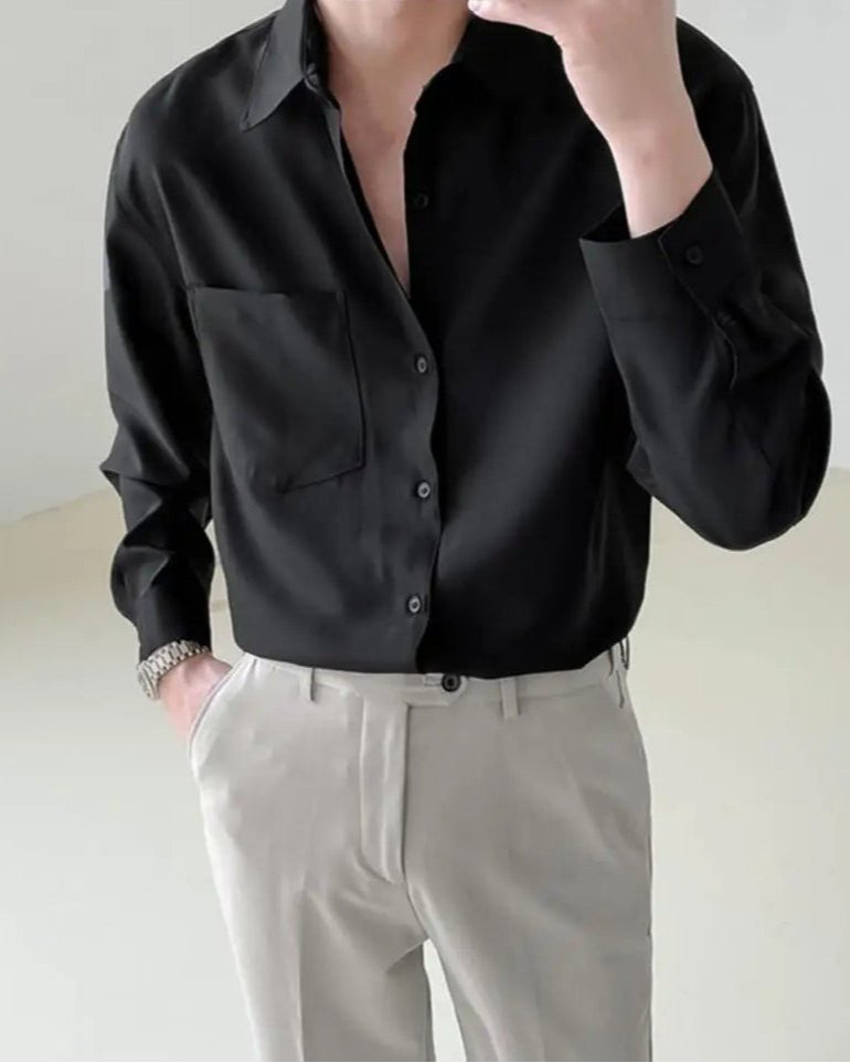 Chemise Raphaël noire pour homme, tissu batik, style intemporel, coupe chic et moderne.