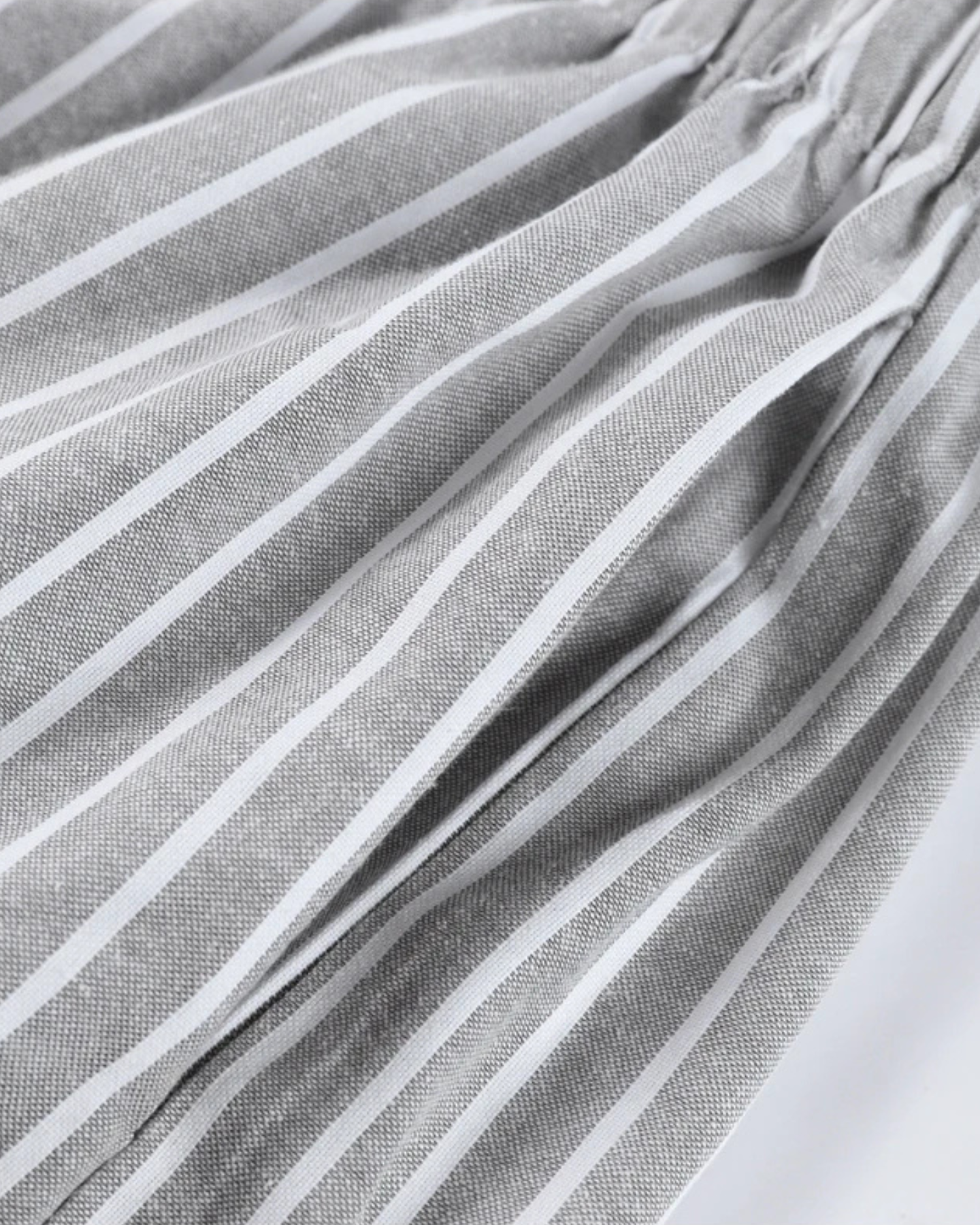 Short style haute couture, rayures grises, tissu mélangé.
