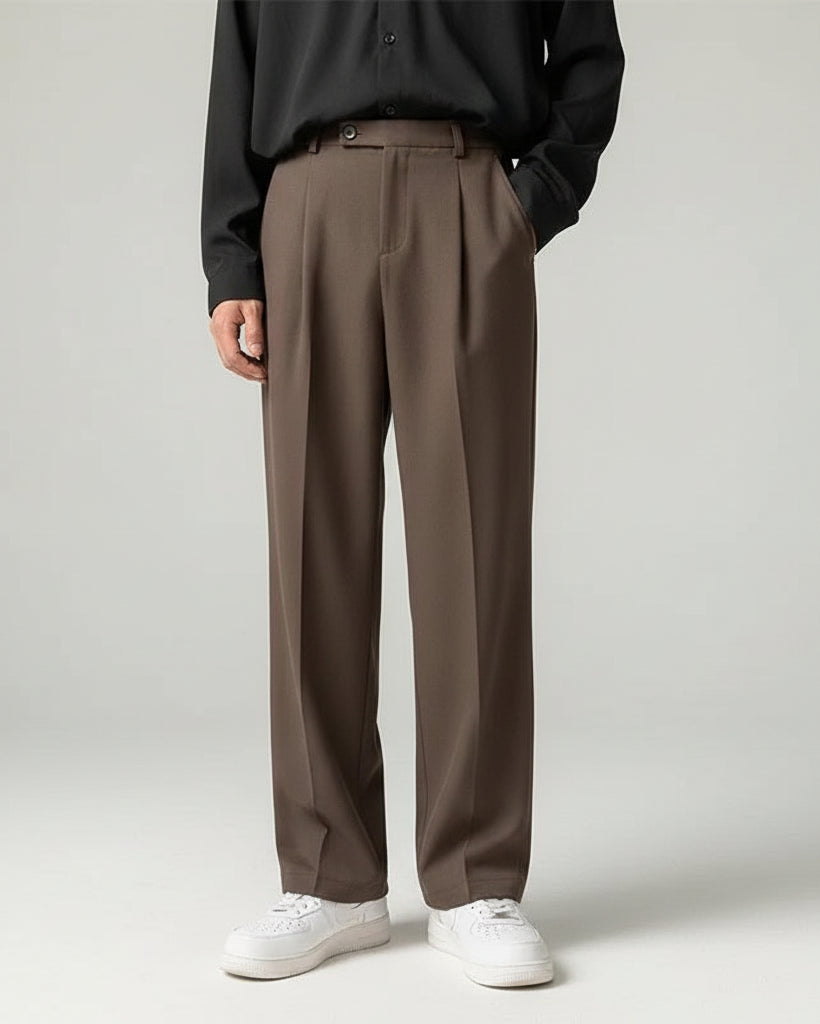 Pantalon Paul marron en fibre de coton, design classique et chic, pour un style intemporel.