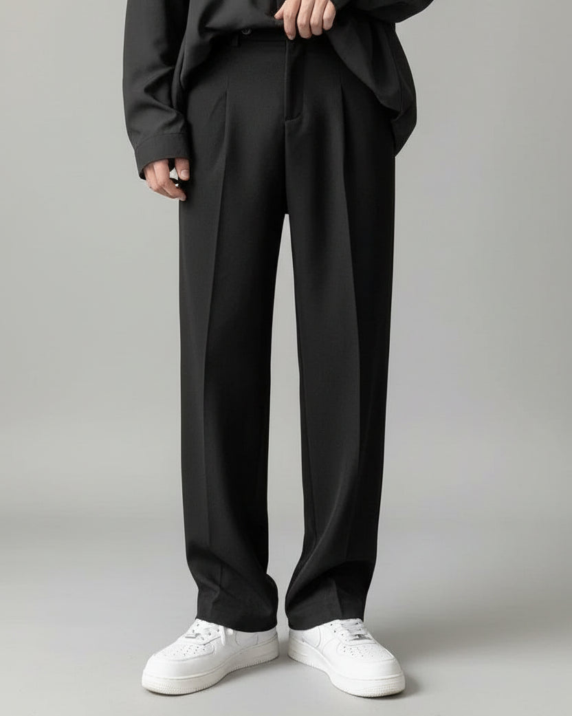 Gros plan sur le Pantalon Paul noir, en fibre de coton, avec braguette à boutons, style élégant Old Money.