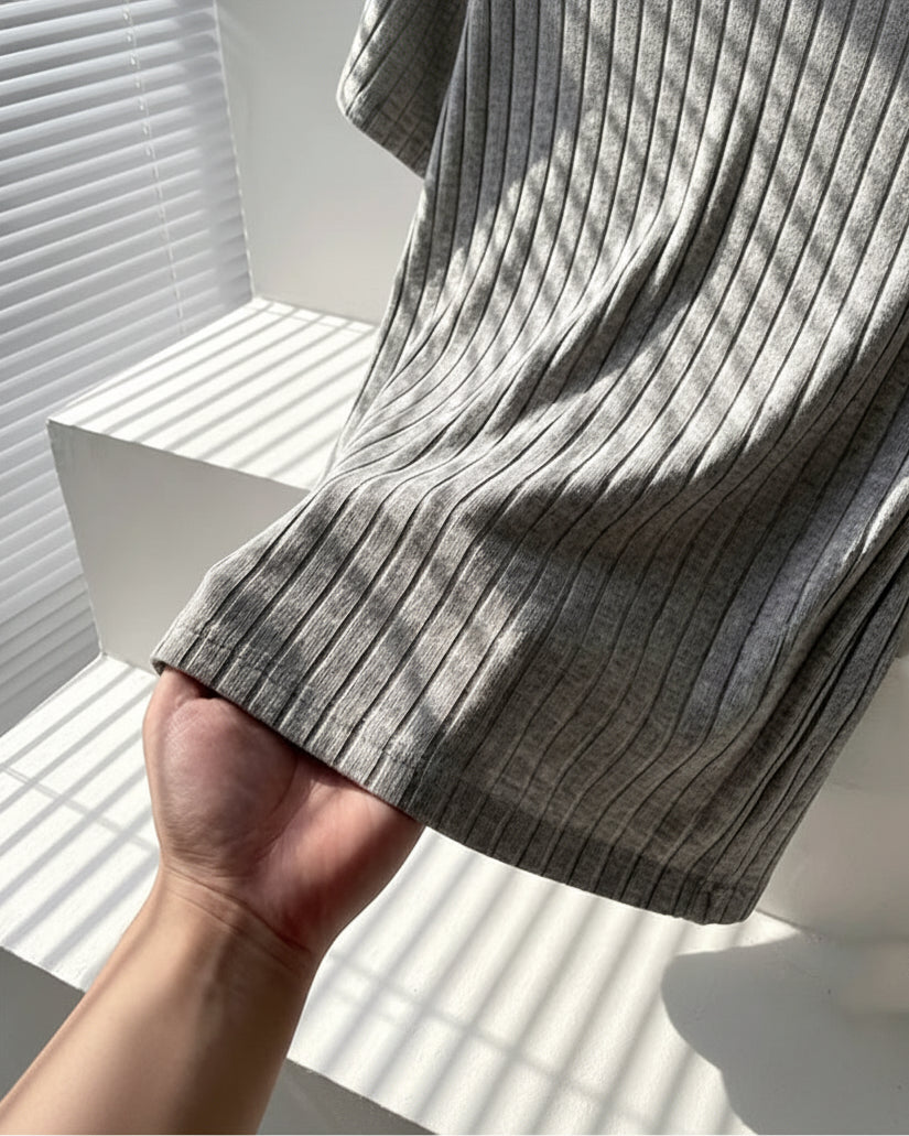 Polo Émile gris, tissu doux et coupe moderne pour un look chic et décontracté.