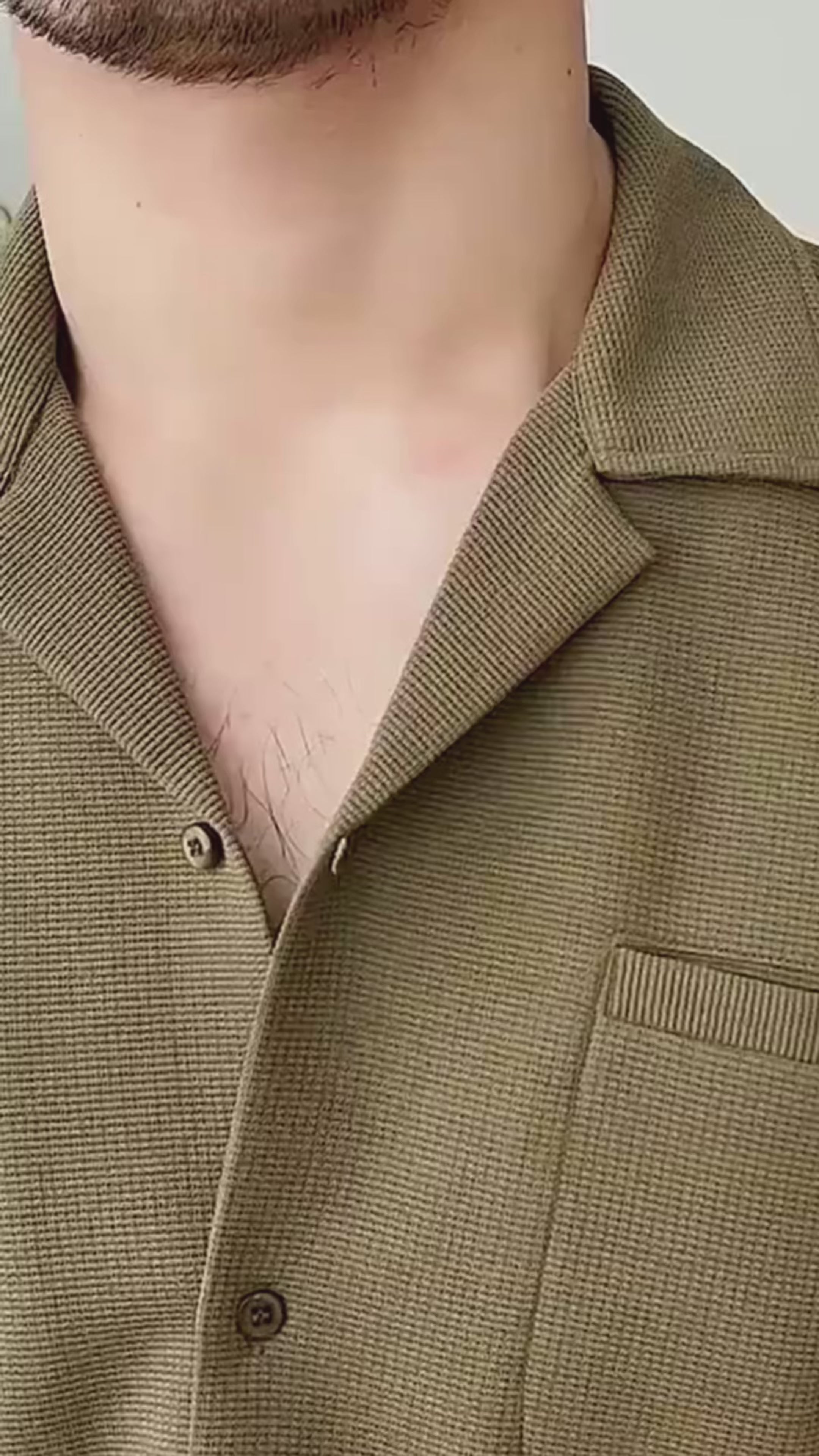 Vidéo de présentation de la Chemise Gabriel, style Old Money pour homme, en blanc.