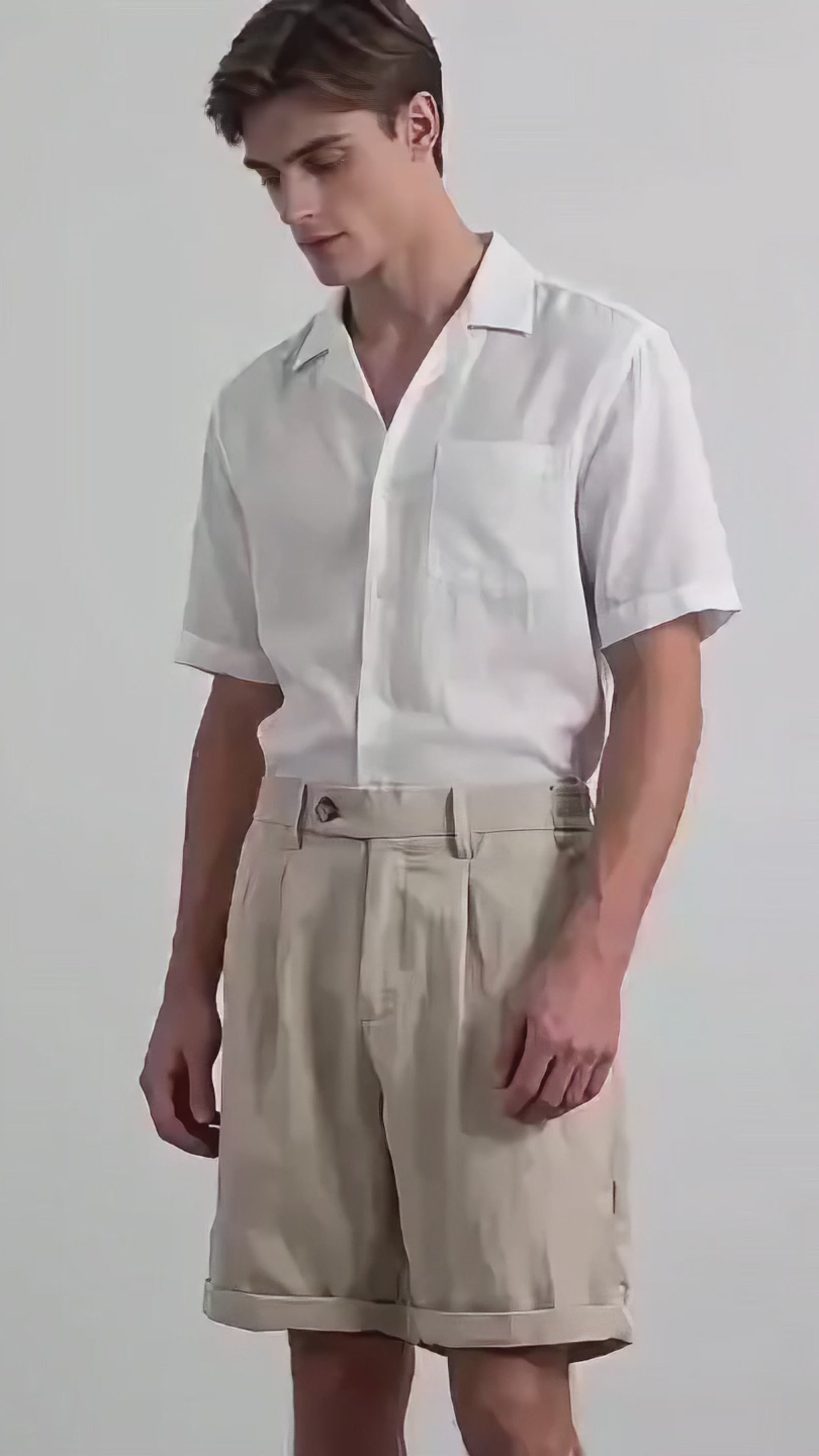 Vidéo du Short Adam homme, style Old Money, coupe élégante et tissu léger pour un look estival chic et raffiné.