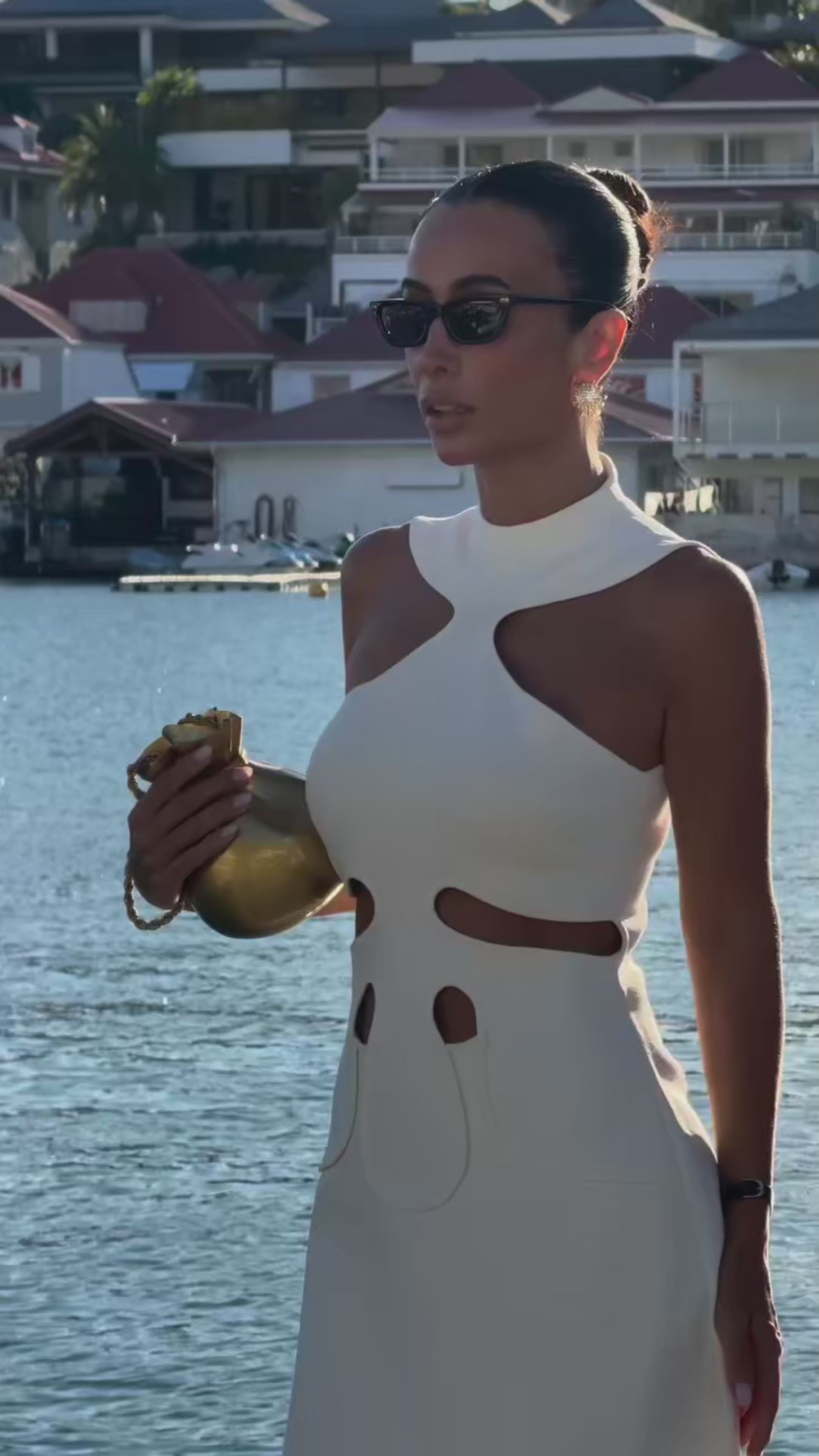 Vidéo de la robe Sarah blanche, élégante et féminine, coupe mini et style Old Money pour un look chic et raffiné.