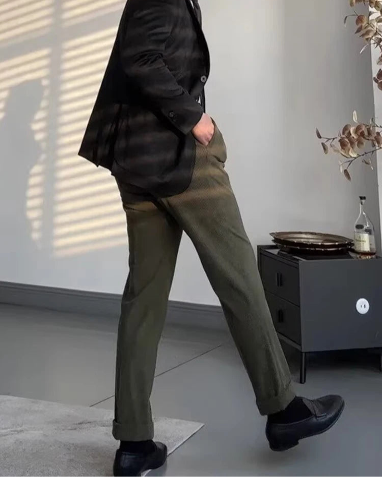 Vidéo du Pantalon Robin vert porté par un homme, mettant en avant la coupe crayon et le tissu large.