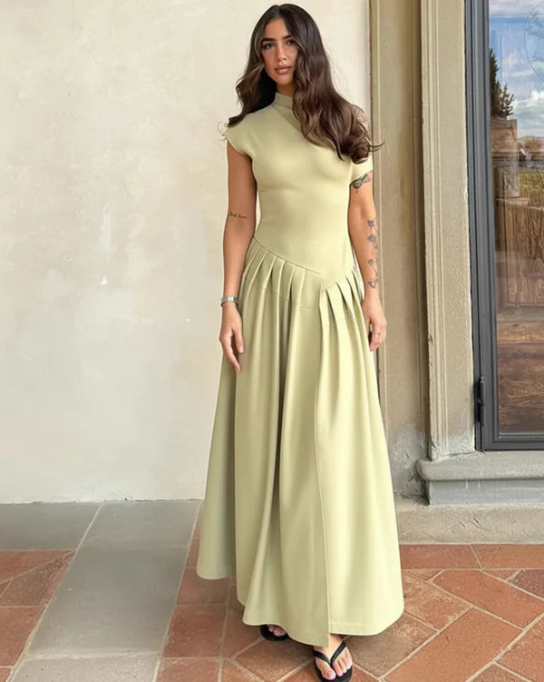 Vidéo de la Robe Séraphine verte portée par une femme, mettant en valeur son style Old Money chic et intemporel.
