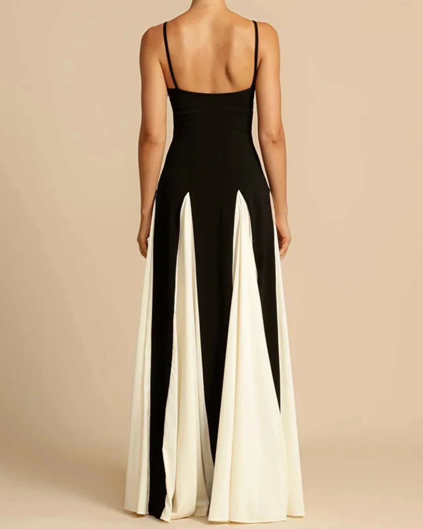 Robe Edna noire élégante, col en V et longueur au sol.