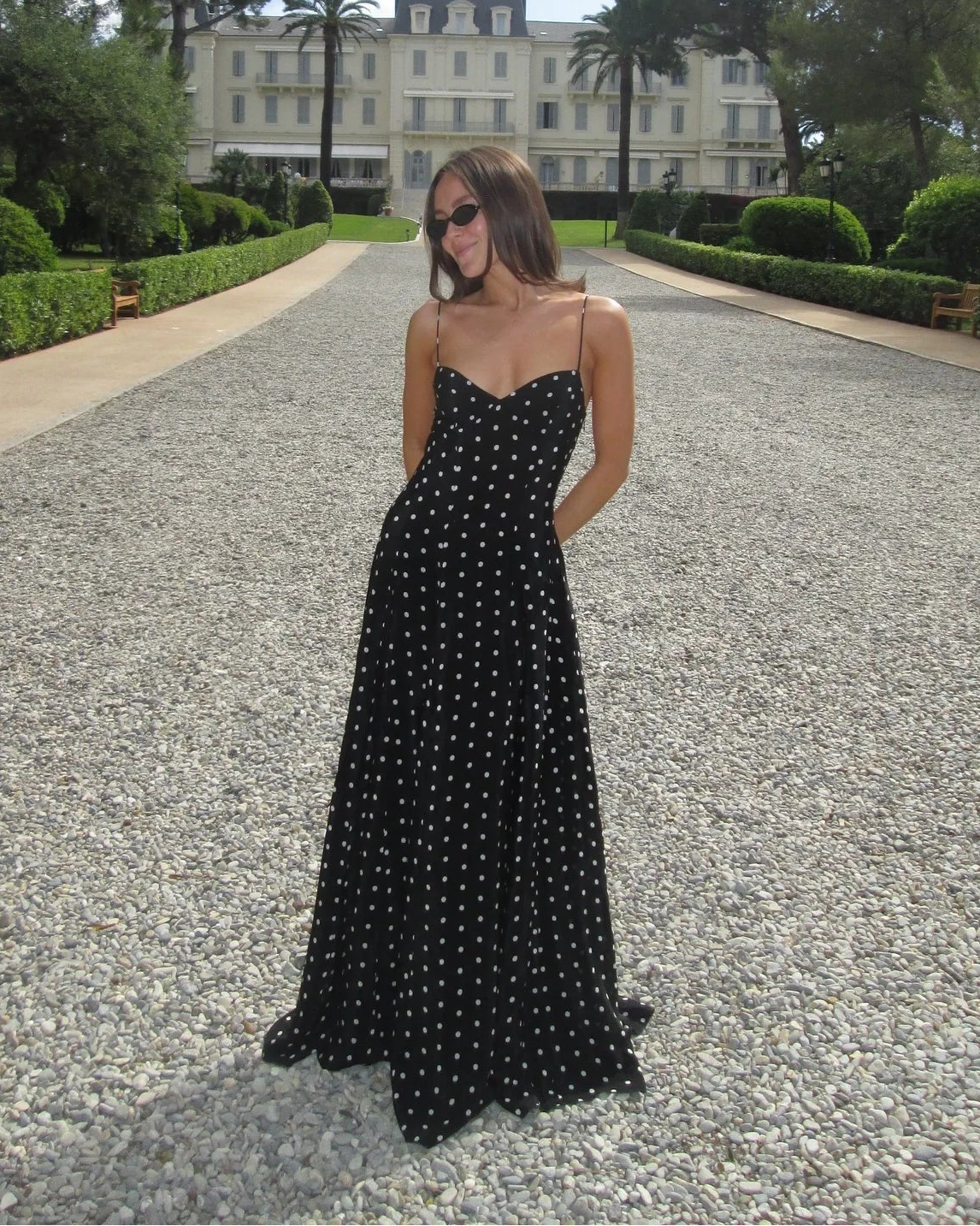 Robe Léontine noire à pois pour femme, avec bretelles spaghetti et col en V chic.