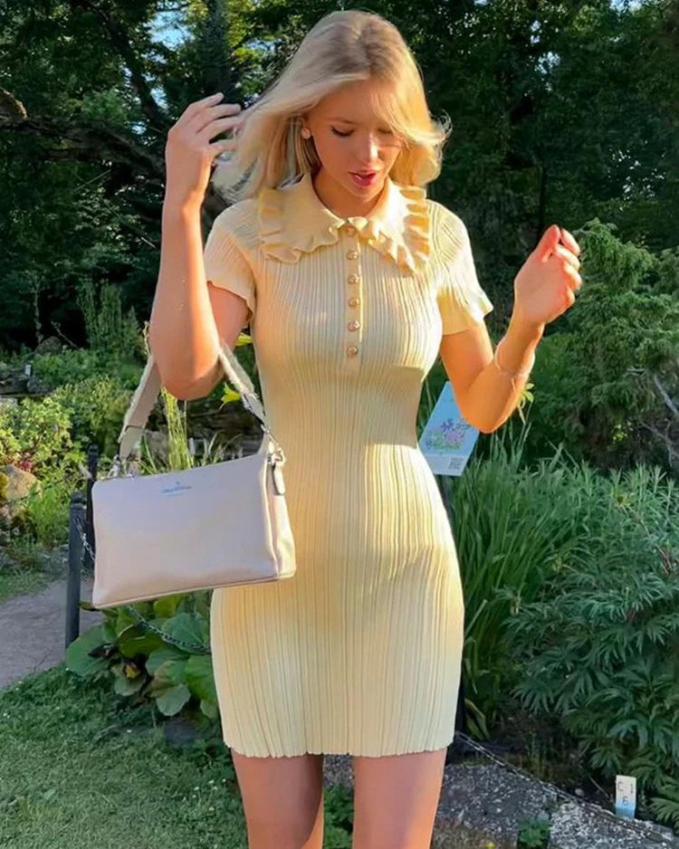 Robe Lola jaune, tenue lumineuse et élégante avec coupe ajustée et style raffiné.
