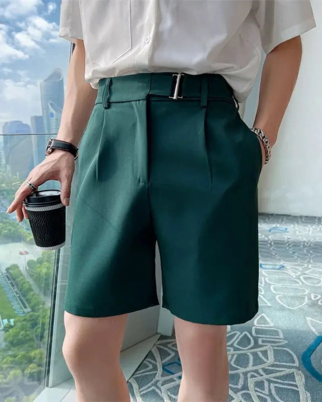 Short Guy homme, vert, inspiration costume, silhouette élégante et moderne.